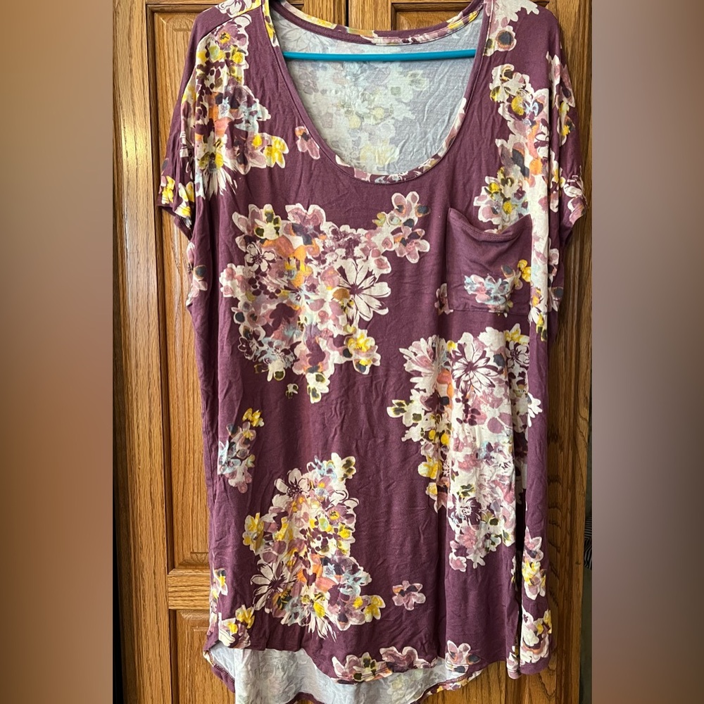 Woman maurices plus size shirt. Size 2